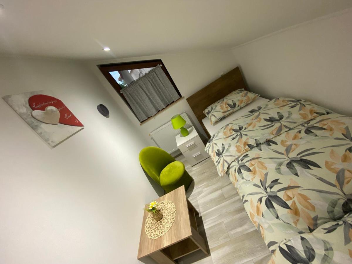 Apartman Filip Udbina Exterior photo